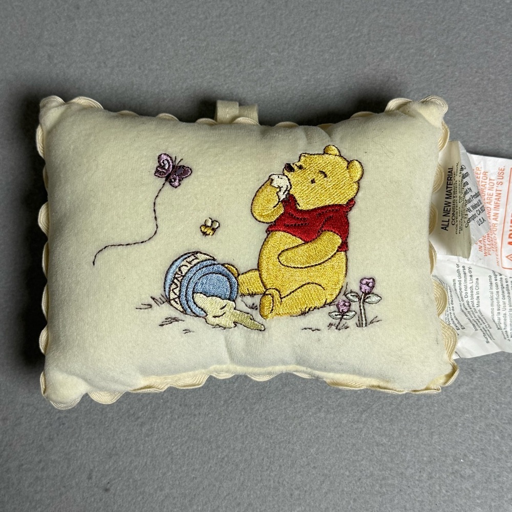 Vintage Disney Winnie the Pooh & Honey Embroidered Pillow Musical Wind Up Rare - Picture 1 of 8